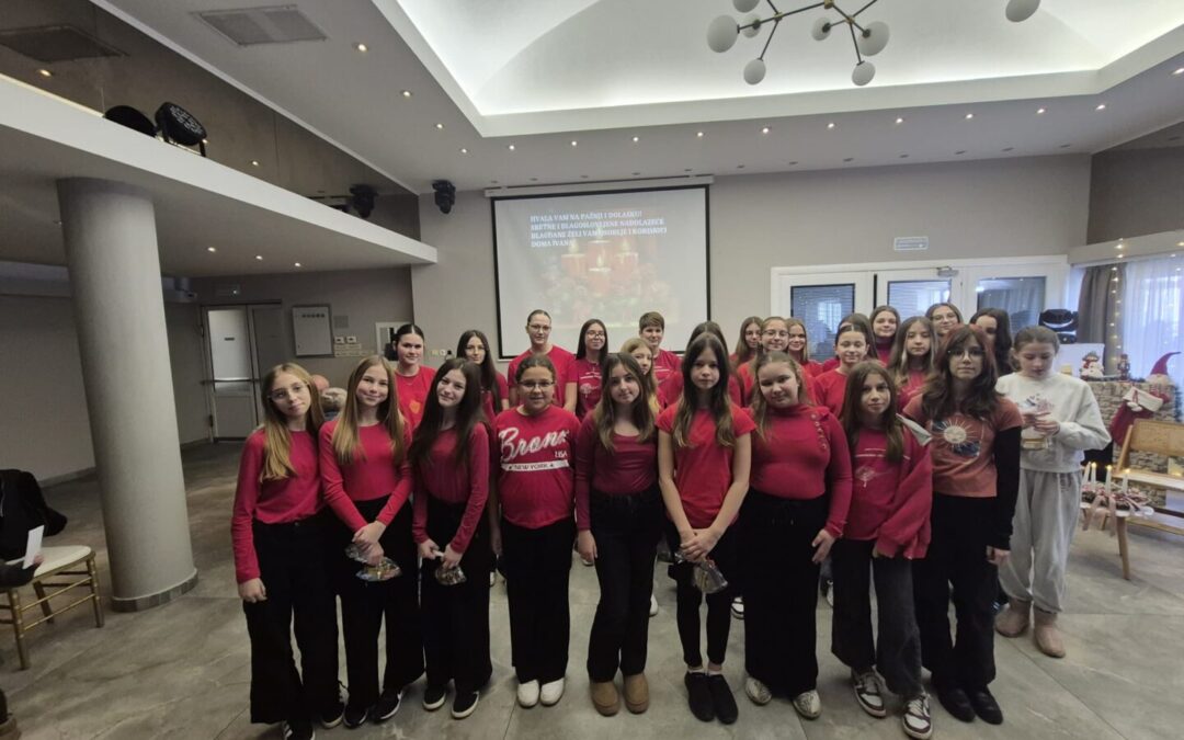 Pjevački zbor u gostima kod umirovljenika